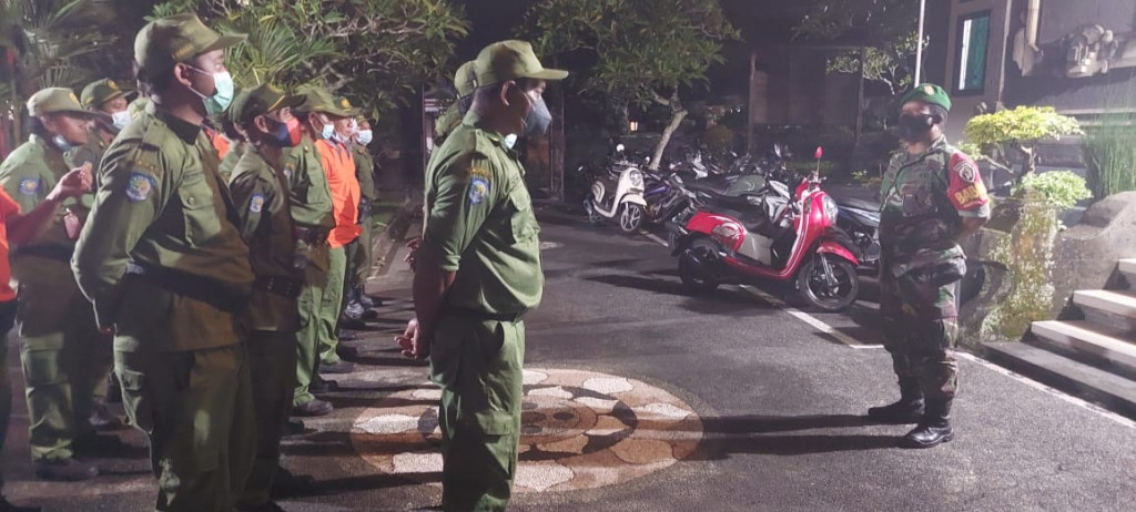 Pengamanan malam pergantian tahun 2021 di wilayah Desa Baha , Kec. Mengwi, Kab. Badung